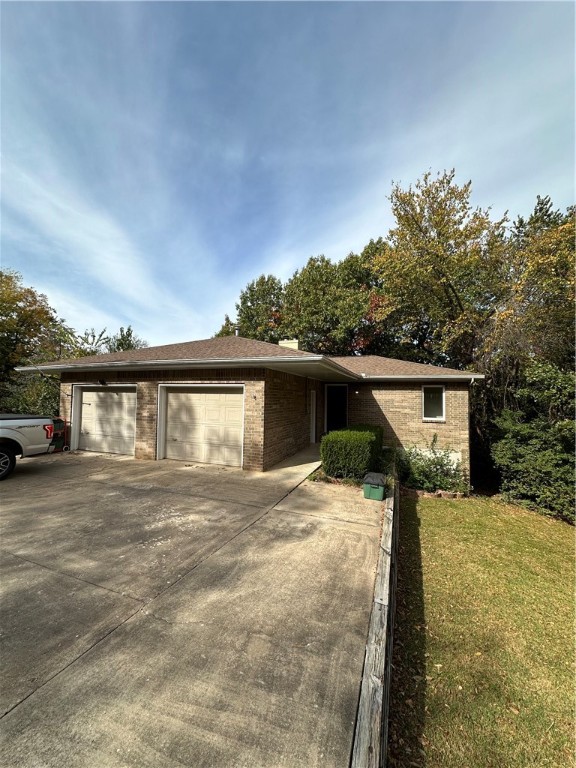 "Welcome to your new home in Fayetteville, AR! This stunning 3-bedroom, 2-bath duplex offers spacious and roomy living, making it perfect for your family. Enjoy breathtaking views from not one, but two private balconies. Located in the Sunset Woods subdivision, tenants have access to a fantastic POA featuring a swimming pool and tennis courts. Don't miss out on this beautiful, well-equipped rental opportunity. Contact us today!"