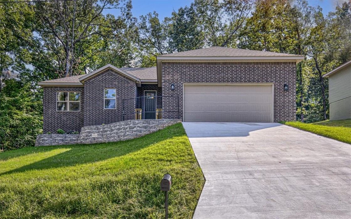 New construction in a fantastic location. Easy access to I-49 & Jane, MO supercenter. Enjoy Bella Vista's Back 40 and community amenities including golf, hiking and fishing. 3 bedrooms, office, large living room and beautiful finishes throughout. This home is located on a cul-de-sac and has easy access to trails. Beautiful interior finishes including granite, full tile backsplash, under cabinet lighting, and stainless appliances.