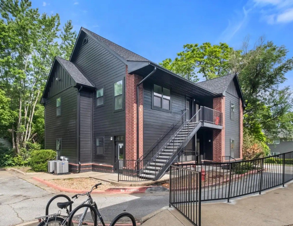 Newly renovated and perfectly located just steps from the University of Arkansas, this 2-bedroom condo is a must-see! Enjoy an unbeatable locationāless than a mile walk to the University of Arkansas, a one-minute walk to the Razorback Greenway, and about one mile from Dickson Streetās shops, dining, and entertainment. Inside, youāll find modern upgrades including granite countertops, premium fixtures, and a full set of appliances. This property combines style, convenience, and accessibilityāideal for anyone wanting to live in the heart of Fayetteville! We process applications as we receive and once an application is approved, we reach out for deposit. Deposit secures the unit not the application. Please be aware of scams. Our application process is to be paid online through a secure portal, and we do not accept cash, CashApp, Venmo, and/or PayPal. Showings are through appointment only. Offering 6-9 month leases!
