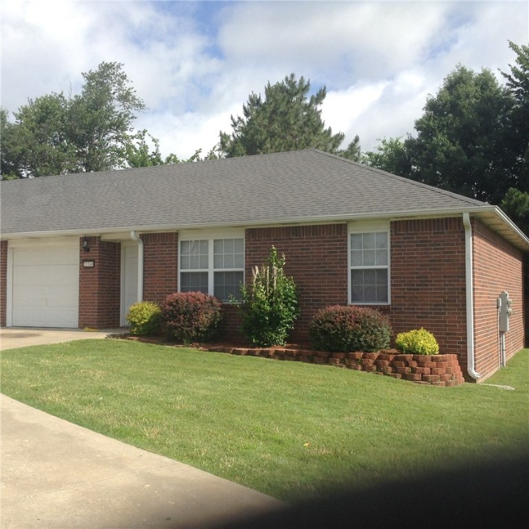 Nice all brick, 3 Br/2BA duplex. Lawncare and landscaping provided. Large kitchen with plenty of cabinets. Comes with stove and dishwasher. Hookups for Washer and Dryer. Carpet and ceramic tile.
Sorry no pets.