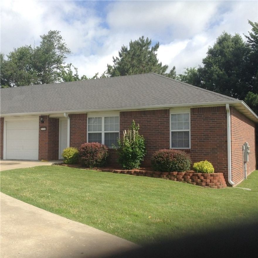 Nice all brick, 3 Br/2BA duplex.  Lawncare and landscaping provided.  Large kitchen with plenty of cabinets.  Comes with stove and dishwasher.  Hookups for Washer and Dryer.  Carpet and ceramic tile.&#xD;&#xA;Sorry no pets.