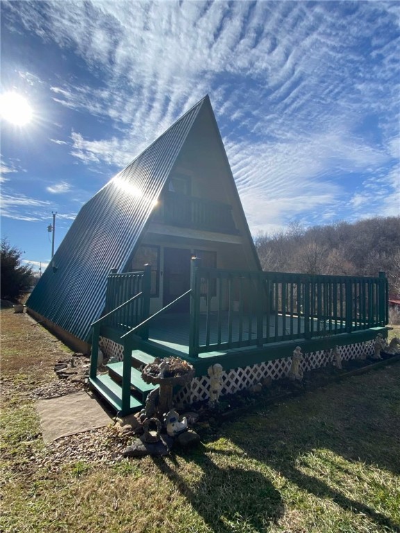 Located in the heart of Buffalo River country, this adorable property would make an excellent B&B or a peaceful day to day living. Take pleasure in the comforts of country living while still being close enough to enjoy a day out on the town. This property has been well maintained and is move in ready. Rural water.
