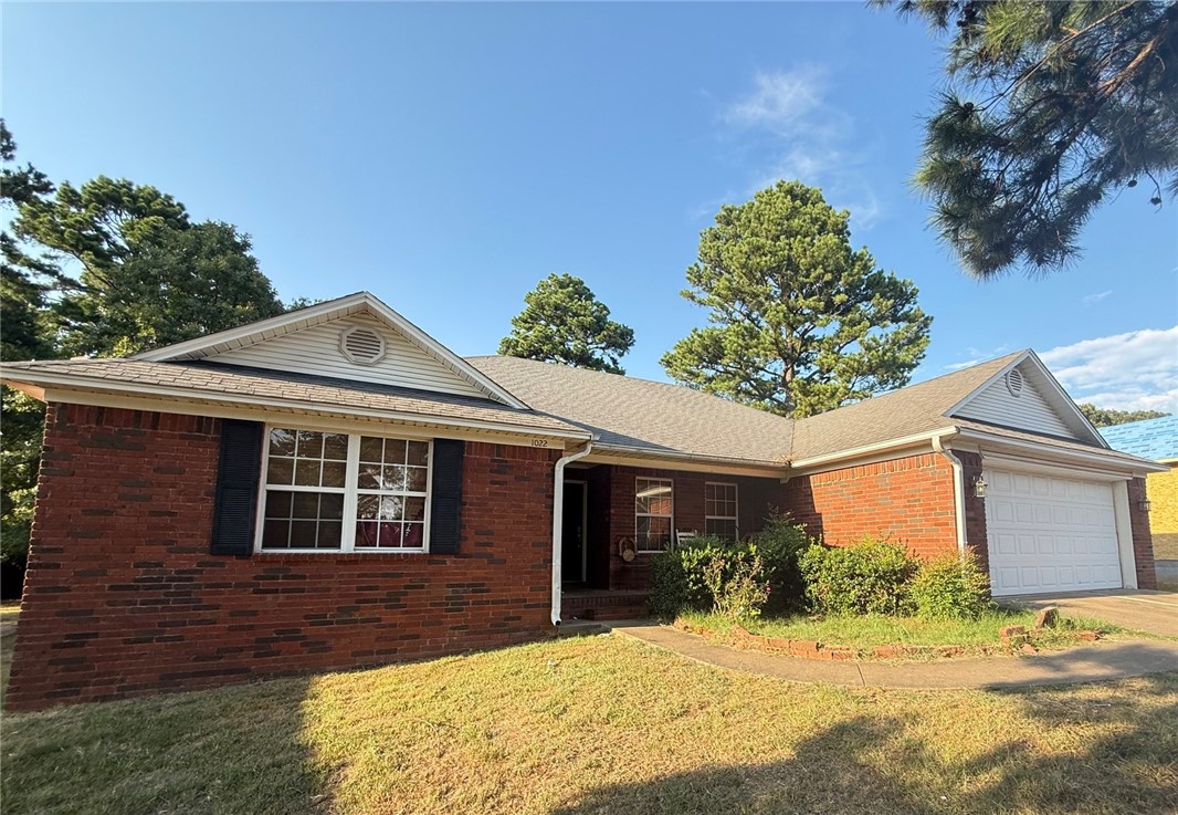 Step into comfort and convenience with this inviting 4-bedroom, 2-bathroom home that offers plenty of space for living, relaxing, and entertaining. With a smart layout and thoughtful features, this property is ready to meet your lifestyle needs. ?? Don’t miss out—schedule your private tour today and see why this home is the one you’ve been waiting for!