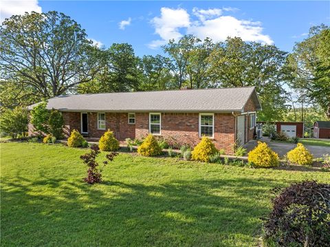 Photo of 1640 Wolf Springs Road, Harrison, AR 72601 (MLS # 1343818)