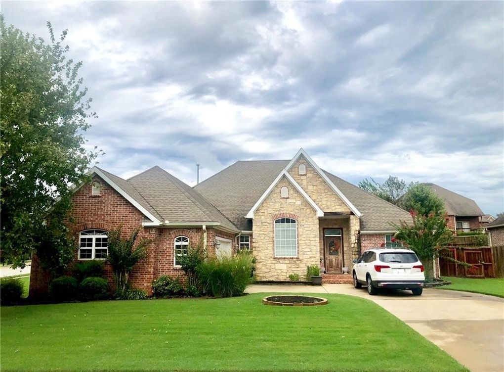 Spacious 4 bed & 3 baths home in West Rogers. Located in a desired small neighborhood in the heart of Nwa just minutes away from Pinnacle Mall, Walmart Amp, upscale restaurants, I49 and walking distance to elementary school.
Plenty of space to spread out indoors and large covered patio and fenced backyard for entertaining. Small pets (under 25 lbs) are welcome with a pet deposit.
Currently Occupied. Please do not disturb tenants.