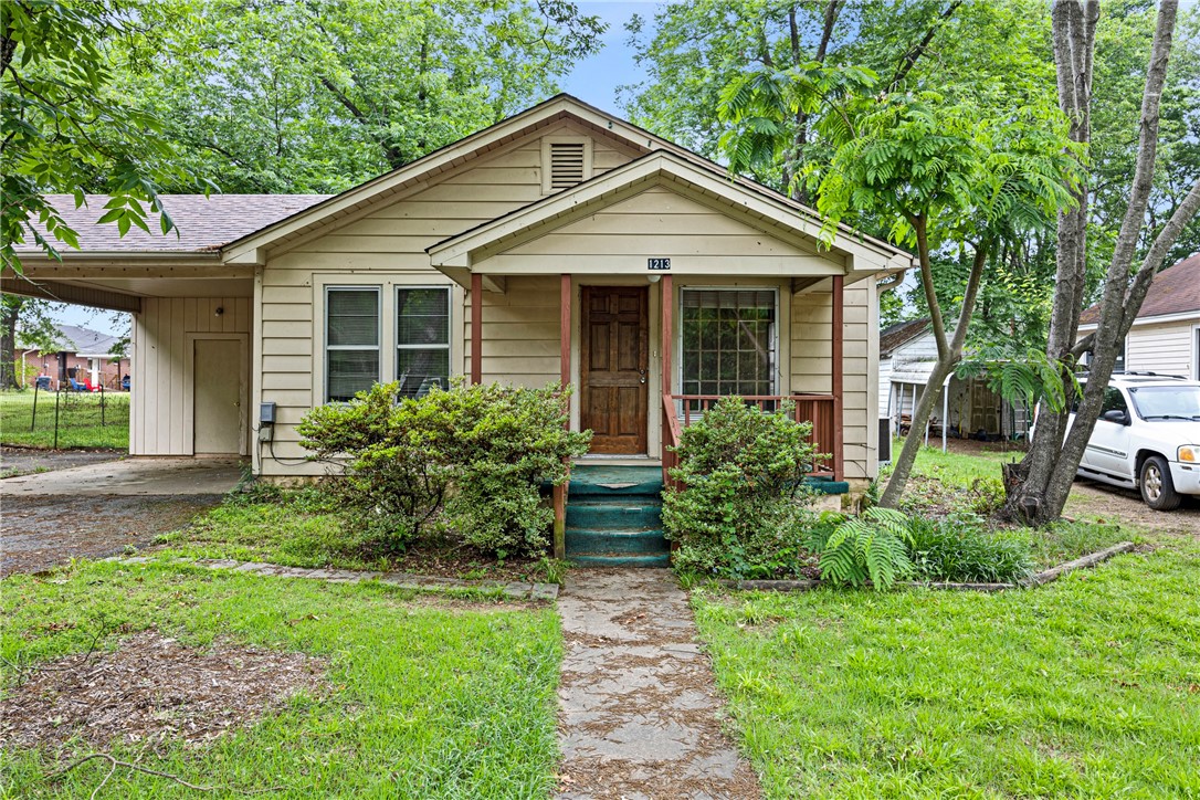 Just listed near Arkansas Tech University! This 3 bed, 2 bath home features a spacious layout, an updated main hallway bathroom, and a private backyard--perfect for relaxing or entertaining. Located in a quiet, established neighborhood just minutes from campus, it's ideal for a personal home or investment property. Don't miss this opportunity--schedule your showing today!