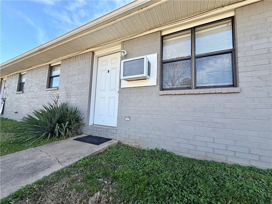 Just minutes from Color bike park and trails, Walmart and Downtown Bentonville.  2 bed 1 bath 4 plex.  new vinyl plank flooring in main living area and carpet in bedrooms. Fresh paint. Washer/Dryer Hook ups.