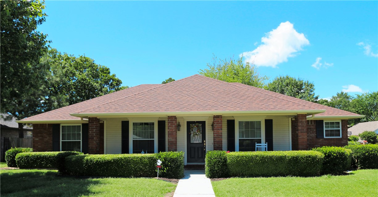 Look no further! This brick and Masonite 3 bedroom 2 bath beauty has it all. Not only is the location envied but the home hails crown molding, tray ceilings, quartz counter tops and large bedrooms. The outdoor living area will be your home away from home surrounded by beautiful cedar fencing and covered for your all season enjoyment including ceiling fan. The master bath has double walkins, double vanity and Jacuzzi tub. Don't wait.