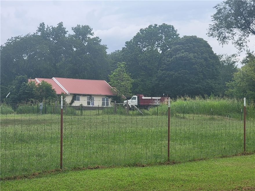 Incredible opportunity awaits for the right buyer or investor! Prime opportunity in Gravette, situated in a peaceful setting, this home awaits your vision and creativity. Brimming with possiblities, this would make the perfect oasis for your mini-farm.