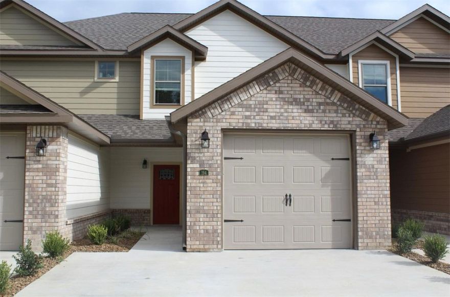 Lovely 3 bedroom/2.5 bath townhome just off main street in Farmington. Granite conuntertops, stainless steel appliances, covered porch.