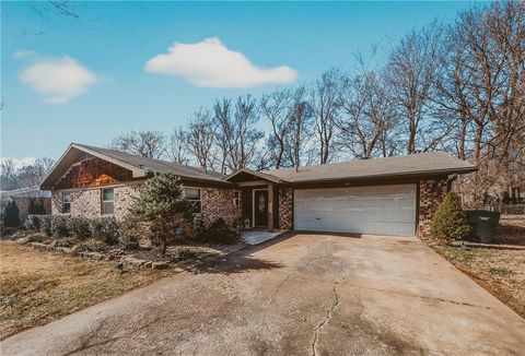 Photo of 1827 Seminole Court, Fayetteville, AR 72701 (MLS # 1335714)