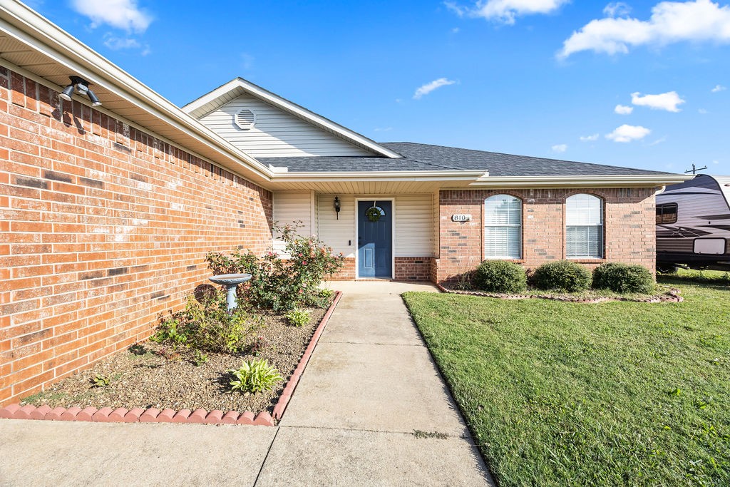 Huge, double-sized lot on a corner in Centerpoint S/D. Updated home, well maintained and move-in ready. Kitchen features granite counters, stainless steel appliances, and built-in bench seating. Lots of natural light. Big, fenced backyard with extended patio and plenty of storage. All in a great location with a straight shot to Centerton schools.
