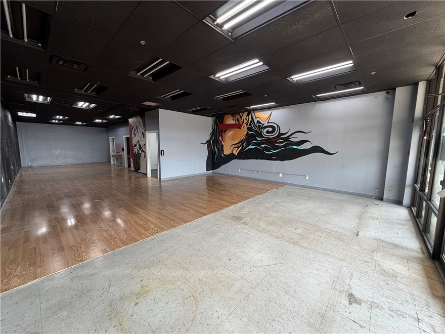 1,488sf suite in Signature Square offering an open layout ideal for retail/boutique, office, or restaurant. The space features two restrooms and a storage room/office. Excellent exposure on Robinson Ave (Hwy 12) with 25,000+ vehicles per day, large pole sign, and caddy cornered to the Springdale Municipal Airport.