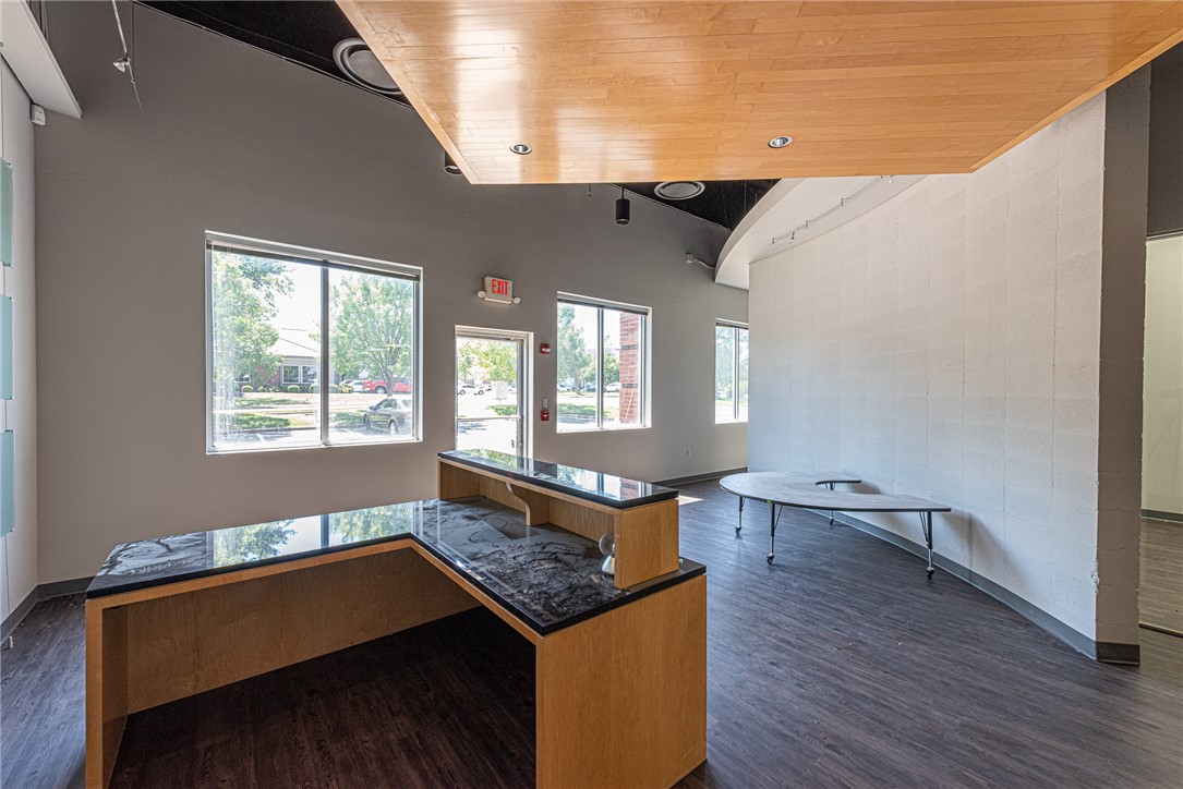 Pinnacle Pointe Ph 2 Rogers - Commercial Lease
