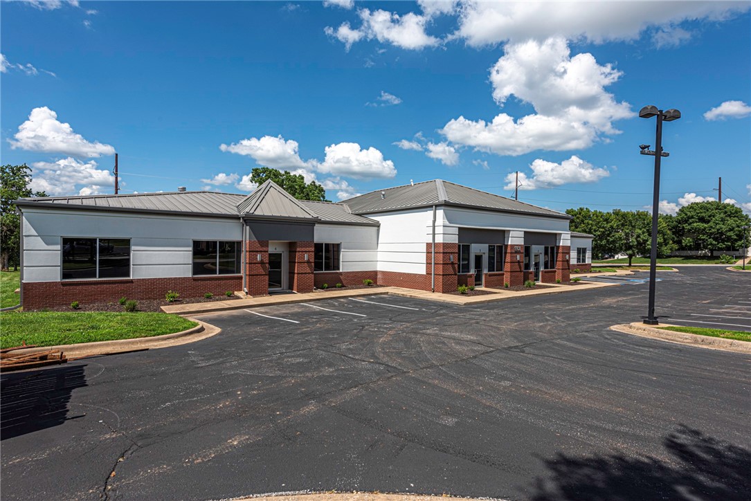 Pinnacle Pointe Ph 2 Rogers - Commercial Lease