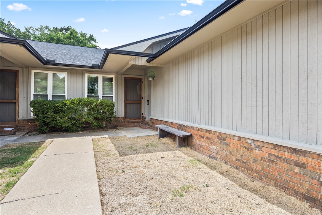 This charming duplex is move-in-ready and in the Perfect Location!
Quick access to Fulbright Expressway, I-49, NWA Mall, Whole Foods, and Crossover. Youāll be within walking distance to the Mud Creek Trail, Confident Coffee, Gulley Park, and so much more!
This spacious 2-bedroom, 1-bathroom is surrounded by beautiful mature trees and offers an open-concept layout with wood-look tile & carpeted bedrooms, Stainless steel appliances + enjoy the convenience of the included washer & dryer. Other notable features include: 1-car garage, a covered back porch, and itās AT&T Fiber ready.
Also, we understand youāre busy, so let us worry about pest control, yard work, and maintenance.
Rental Requirements:
* $35 application fee per applicant, apply via Zillow
* Minimum FICO credit score of 640
* No prior evictions
* Verifiable income of 3x monthly rent
* Tenant pays for other gas, electric, water, and sewer
* Deposit is $1,600
* Pets negotiable
So much to love here, this one is worth your time to come see!