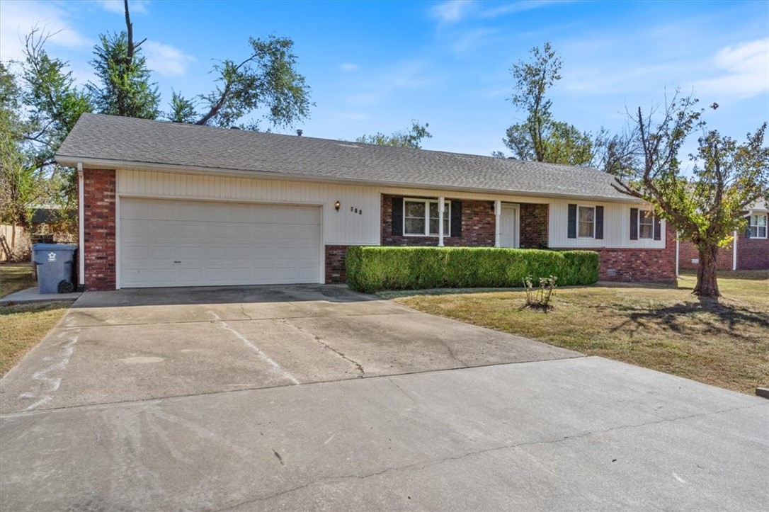 Very clean home in well-established neighborhood. Needs some updating but reflected in price. Would make a great rental or investment property. Close to Walmart Headquarters, downtown Bentonville Square, Crystal Bridges, and Razorback and Coler Mountain Bike Trails. New roof!