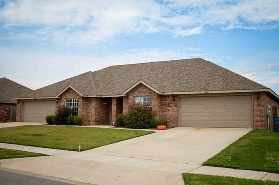 This spacious three bedroom, two bath room upscale duplex comes equipped with all appliances, 2 car garage, Fence and a good sized front and back yard. 2 minutes from Walmart neighborhood market and 6 minutes to Walmart Home Office.