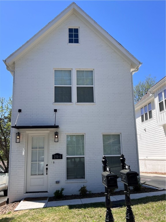 Beautiful, bright 1768 sq ft, 3 bed, 2.5 bath home that is walking distance to The Square, Farmers Market, Dickson St, Walton Arts center, state of the art Public Library, shopping, coffee shops, and several Fayetteville staple restaurants including Hugo's, Feed & Folly, Cheers, Atlas, Tula, Vetro 1925, Taste of Thai, and several more! Easy bike or commute to the University of Arkansas, Razorback Stadium, Bud Walton Arena (The Basketball Palace of Mid-America) & Baum Walker. The home features Hardwood Floors throughout, quartz counter tops, gas range, open layout, washer, dyer, and refrigerator. This property comes partially furnished. Ready for move in July 1, 2025.