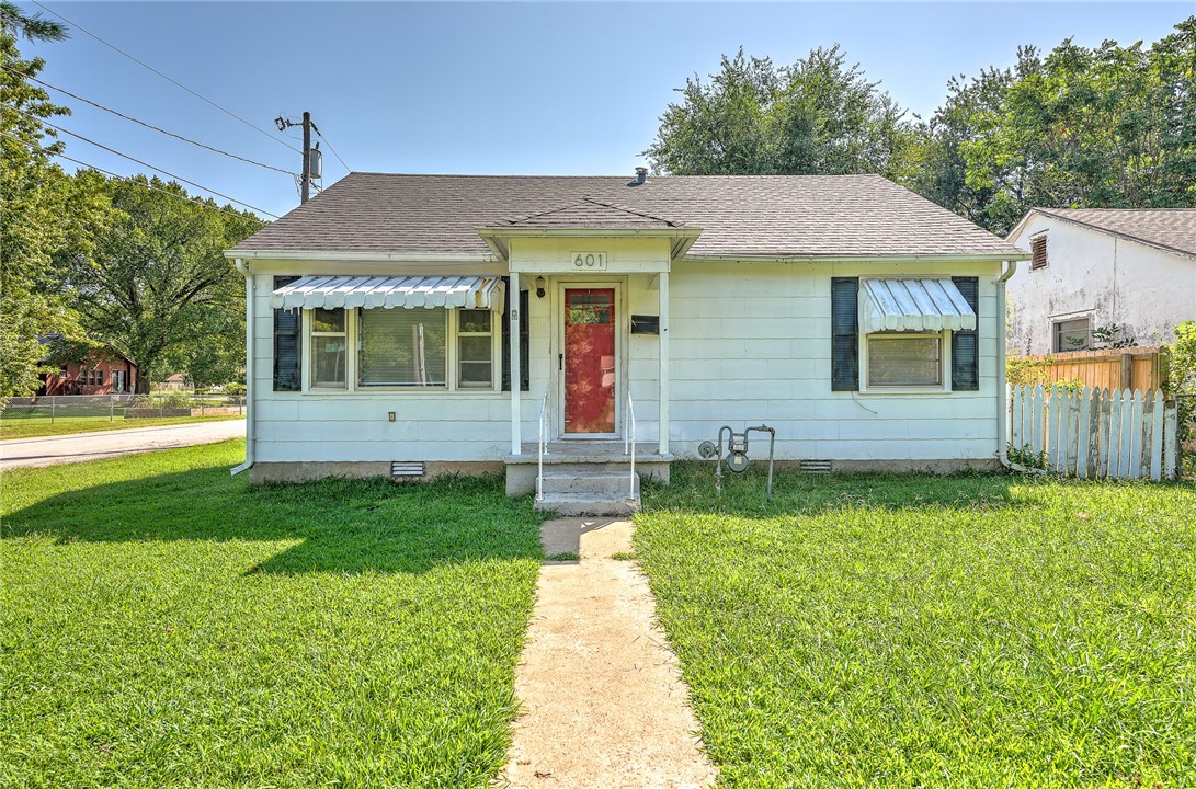 Check out this quaint 2 bedroom 1 bath home close to downtown Siloam Springs. Original wood flooring, good sized rooms, open kitchen with lots of extra storage space, new vinyl flooring, laundry room, fenced in yard, large one car garage w/workshop. This would make a great starter home or investment opportunity!