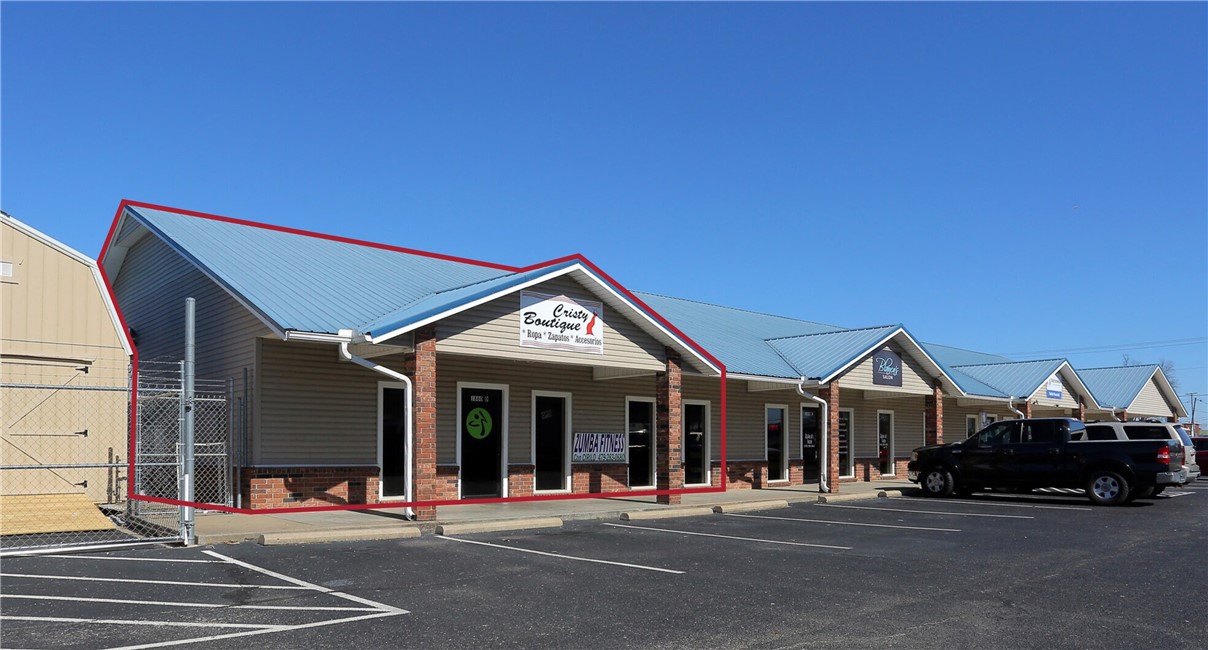 Move-in Ready Office/Retail Suite. Mostly open floor plan, two restrooms, and two
offices. New LPV Flooring and Paint. Strategically positioned between two of the busiest roads in Springdale. Surrounded by large national retailers: Walgreens, ALDI, CVS, and one block from Walmart
Supercenter. Easy access to I-49 & Hwy 412