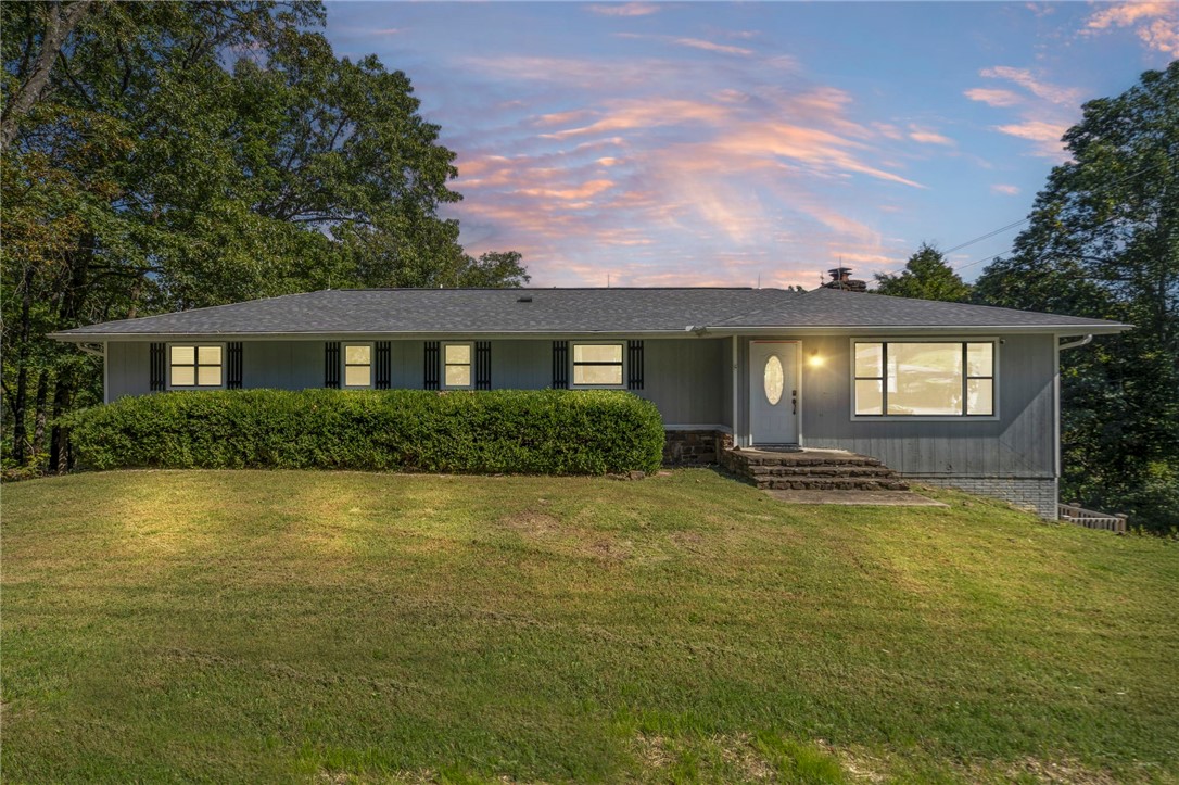 Welcome home to this well-maintained split-level residence offering a spacious, open living and dining area with easy access to the deck—perfect for relaxing or entertaining. The upper level includes two full bathrooms, while the walk-out basement provides an additional living area, a versatile extra bedroom or flex space, and another full bath. The adjoining lot ensures lasting privacy and a peaceful setting.
Take advantage of local favorites like Lake Avalon’s sandy beach and the scenic Tanyard Creek Nature Trail, or explore Bella Vista’s abundance of recreation options. Enjoy access to seven picturesque golf courses, seven private lakes ideal for boating and fishing, and an extensive trail network featuring the Back 40 and Little Sugar Trails. Multiple recreation centers offer fitness facilities, indoor pools, and courts for tennis and pickleball. Residents also enjoy parks, playgrounds, community events, and a wealth of outdoor activities—all surrounded by the natural beauty of the Ozarks.