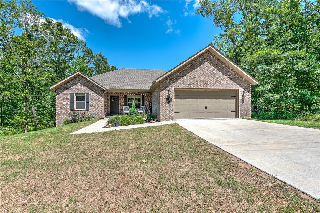 This 2023 build 3 bed/2 bath home is like NEW and move in READY! This home has many upgrades including upgraded lighting w/ dimmer switches, soft close cabinets, gutters with upgraded in ground drains, custom shutters, exterior of the home is beautifully landscaped, dusk-to-dawn lighting on garage and SO much more!! Smart home features include: Nest thermostat, smart keyless entry, Ring doorbell and smart myQ garage door opener!
If location is important to you, you're in luck! This home is near all the action i.e. Highlands Golf course, Bike paths, boat launch at Stoneykirk park to Lake Loch Lomond, Lakepoint restaurant and event center, and minutes from Branchwood complex with many amenities to check out including but not limited to indoor pool and gym, frisbee golf, pickle ball courts, beautiful walking paths and so much more! This home truly has it all and is close to all that Bentonville and Bella vista have to offer! Don’t miss out on this one!