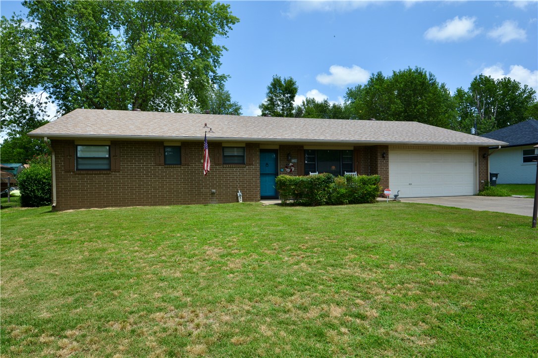 Wonderful single level home with lots of square footage for the price . Large living room with sitting area.
Open kitchen with lots of cabinets & pull out drawers . Enjoy the open carpeted sunroom with lots of window lighting . Mostly wood laminate flooring through-out . Large utility room & pantry space .
Minutes to schools, shopping & Tyson Coorporate Offices . Oversized shop/storage building , great for woodworking projects . This home has been well taken care of . sq footage includes sunroom that has CHA.