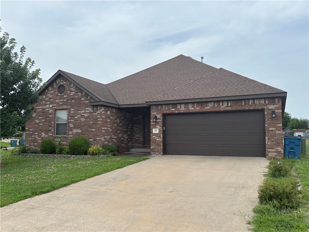 Discover a welcoming 3-bedroom, 2-bathroom rental home located in Pea Ridge, Arkansas. This residence offers a practical layout, providing comfortable spaces for everyday living. It presents an opportunity for those seeking a place to call their own.