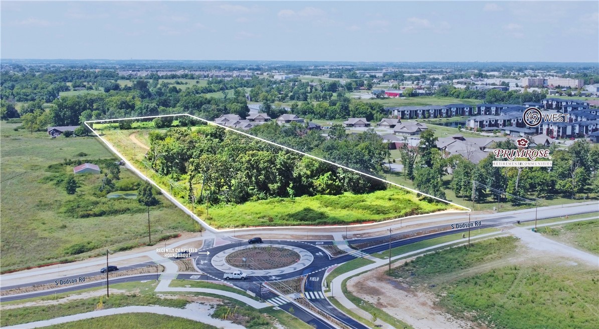 Sale overview
Lot size: ±10.23 acres.
Asking price: $4,900,000.
Zoning: T-2.
Parcels: 02-00861-106 & 02-00861-105.
Site highlights
Prime site for development.
New corner of Oak Street expansion.
Adjacent to 500-unit multifamily project.
Near the Razorback Greenway.
Utilities available.
2 miles from Pinnacle Hills.
2.3 miles to new Walmart Home Office campus.
Rogers unified development code
This property falls under the Rogers Unified Development Code, updated in July 2024, which promotes higher density and mixed-use development, adding to its value. Designated as “U-NH” (Urban Neighborhood), it blends housing with neighborhood services and serves as a transition between higher-intensity centers and lower-density areas, prioritizing safety and accessibility for all.