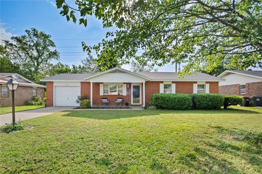 Welcome to your ideal home in a serene, family-friendly Springdale neighborhood! This charming 3-bedroom, 1.5-bathroom home offers updates and a warm, inviting atmosphere, perfectly situated just minutes from top-rated schools, parks, and local amenities. Ideal for families or anyone seeking a peaceful retreat with easy access to all Springdale has to offer.
This home blends modern updates with cozy charm in a peaceful community. Don’t miss your chance to own this Springdale gem—schedule a showing today!