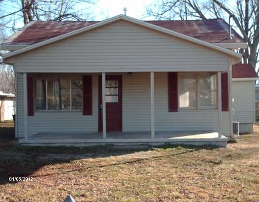 Nice 3 bedroom, 1 bathroom home in South Fayetteville. Home features wood floors in the living room, bedrooms, big yard, tiled bathtub, all appliances.