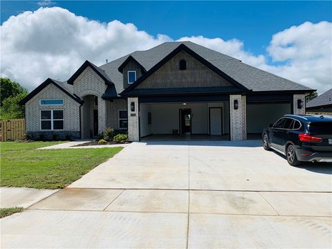 Photo of 1720 Ella Place, Bentonville, AR 72713 (MLS # 1324713)