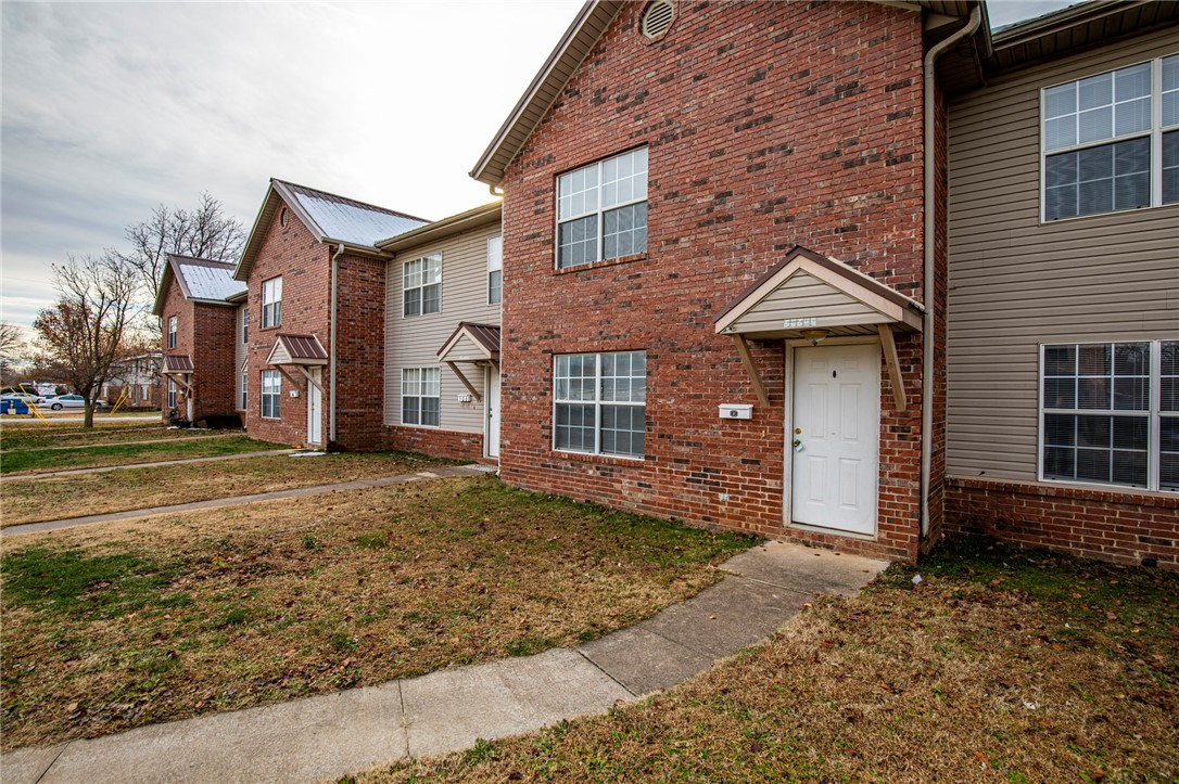 Great Townhome just minutes from everything Bentonville. 2 bedrooms 2 1/2 baths. Vinyl plank wood style flooring throughout. Each bedroom has its own full bath and walk in closet. Kitchen features refrigerator and dishwasher. Lawn care is included