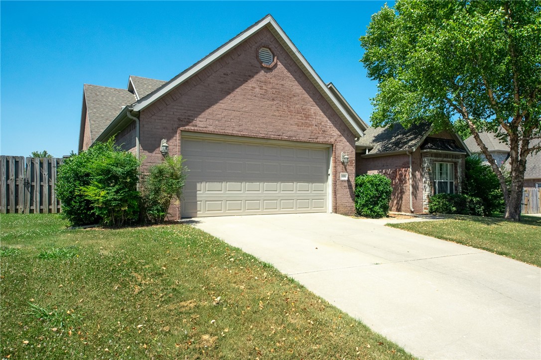 3 BR, 2 BA in north Springdale with easy I49 and 71B access. Large eat-in kitchen with granite countertops, office, sprinkler system, gas log fireplace, wood flooring, central vacuum. Privacy fenced backyard