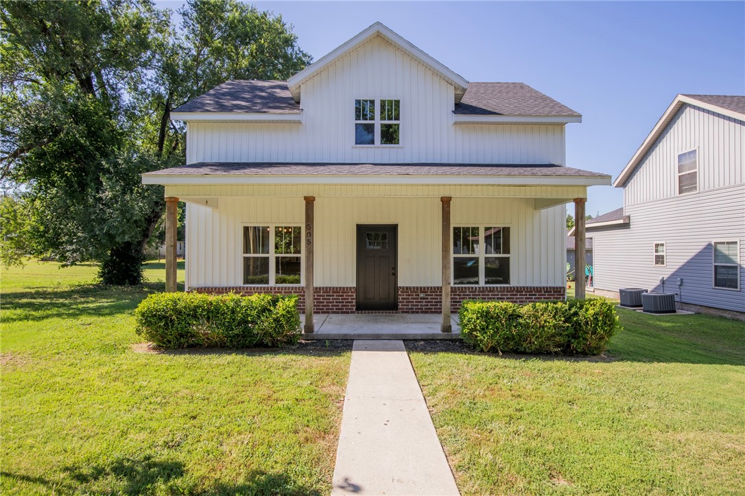 Great location for this 1,734sf, 3 bedroom and 2.5 bathroom home in Gravette. This home is equipped with granite countertops, stainless steel appliances, carpet and luxury vinyl plank flooring, and plenty of storage options. Master bedroom located on main level. Detached two car garage. Centrally located to schools, community pool and the city park.