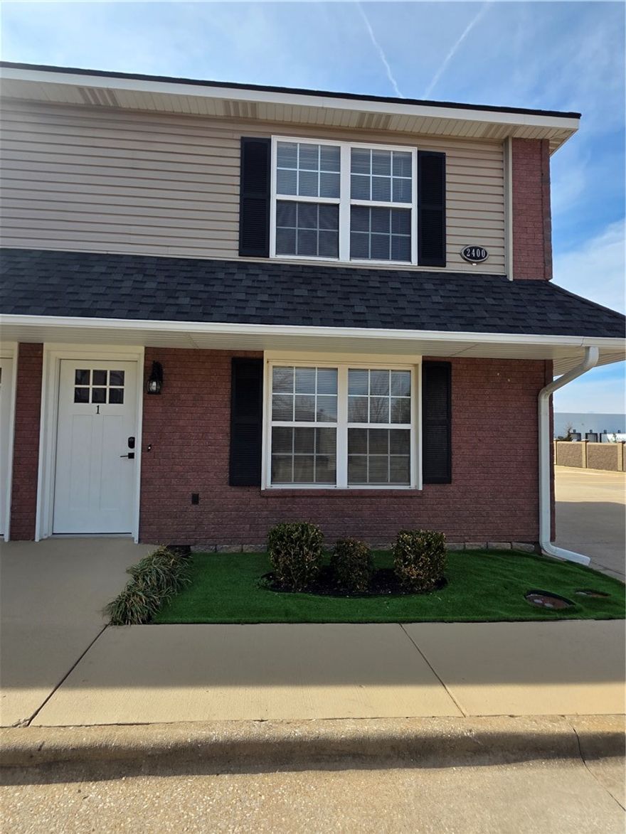 Recently updated luxury townhome ideally located on Moberly Ln between SE 8th St and SE 5th St, only 4 blocks from the new Walmart Home Office, 5 min to Downtown Bentonville Square, and quick access to I-49. This modern residence features stylish finishes, open-concept design, and included appliances — washer, dryer, and refrigerator — making move-in effortless. Enjoy the convenience of low-maintenance living plus access to an on-site multi-purpose sports court for recreation and community connection. Location, lifestyle, and luxury — all in one exceptional opportunity.