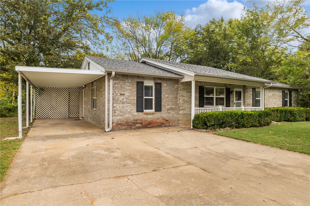 Single family home on a corner lot in Barling!
This 4 bedroom, 1.5 bath, 1612 sq. ft. home is conveniently located and full of potential.
Notable features include the formal dining room, screened-in covered patio, and outbuildings equipped with electricity.
Schedule your private showing!