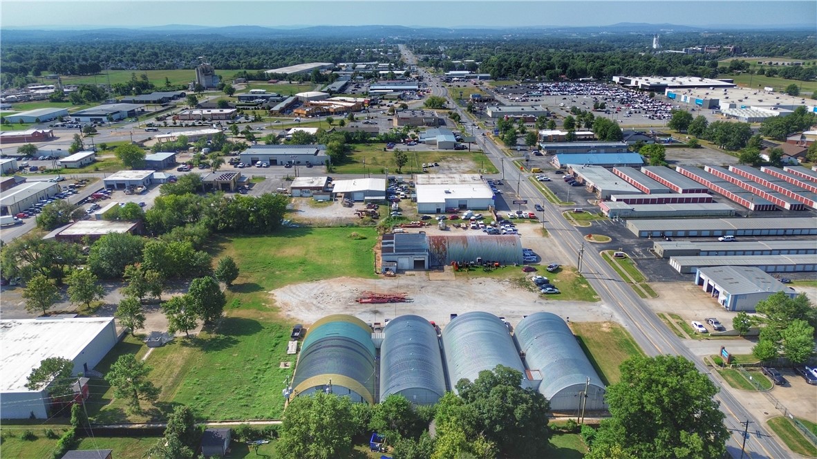 Prime Industrial Property in the Heart of Springdale ā 30,000+ Sq Ft on 4.15 Acres | 1805 S Pleasant St, Springdale, AR 72765
Unlock the full potential of your business or investment portfolio with this rare industrial opportunity in the thriving Springdale Business District. Situated on 4.15 acres, this commercial property features over 30,000 square feet of warehouse space across five freestanding warehouse buildingsāsome of which already have established, income-producing tenants in place.
1805 S Pleasant St, Springdale, AR 72765
This is a unique opportunity for investors seeking reliable cash flow and long-term upside, or for owner-users needing space to grow while generating rental income from day one.
**Don't miss your chance to own a large-scale industrial site in one of Northwest Arkansasā fastest-growing markets.**
?? **Contact us today to schedule a private tour or request more information.**