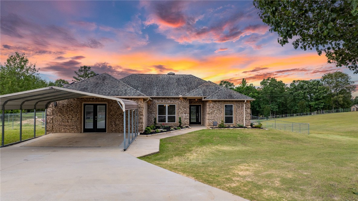 Modern Country Living on 2.23 Acres – Solar Powered & Private – Just 11 Miles from I-30/Benton!
Enjoy the best of both worlds in this stunning Bauxite home—nestled on 2.23 fully fenced acres with a gated driveway for added privacy. This all-electric home features a complete solar system, keeping monthly electric bills around $14!
Inside, you’ll find luxury vinyl plank flooring, an open layout, a wood-burning fireplace, and a bright kitchen with granite countertops and abundant natural light. Designed for comfort and functionality, the split-bedroom plan includes dual primary suites sharing a spa-style bath with soaking tub, walk-in shower, double vanities, and large walk-in closet. Two more bedrooms and a full guest bath are on the opposite side for added privacy.
Extras include an oversized 2-car garage/shop, 4-car carport, storage buildings, and a heated/cooled sunroom perfect for relaxing year-round.
Minutes from Bryant and Central Arkansas—don’t miss this private, energy-efficient gem!