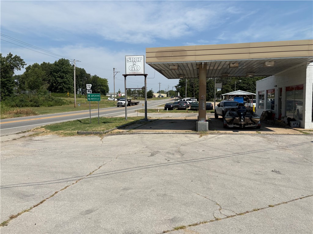 Originally convenience store fuel tanks removed and owner has EPA clearance letter. Excellent location on high traffic count road, Ice machine has averaged $700.00 month net income past couple years and conveys with property. Behind building layout is approximately 80% complete to set up Food Truck parking
2023 traffic count 9683 daily