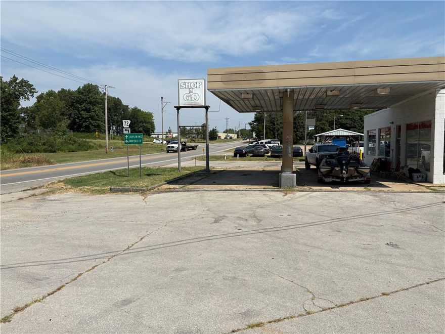 Originally convenience store fuel tanks removed and owner has EPA clearance letter. Excellent location on high traffic count road, Ice machine has averaged $700.00 month net income past couple years and conveys with property. Behind building layout is approximately 80% complete to set up Food Truck parking
2023 traffic count 9683 daily