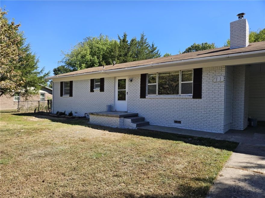 Great location, fenced in yard, all appliances included.