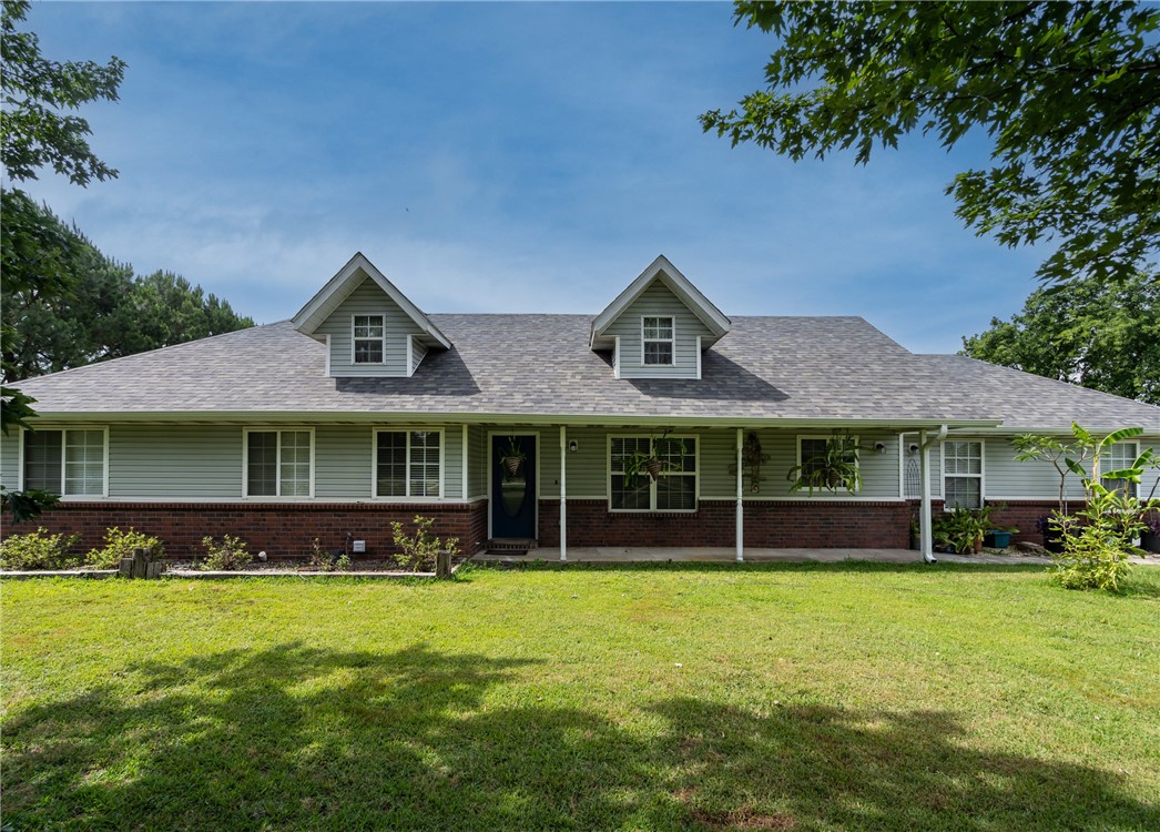 Perfect location! Just outside of town, sitting on 2.5 acres with a 24x30 shop & loafing/pole shed. Property is fenced & cross fenced. Stainless steel appliances, double sinks in both bathrooms, and new roof and gutters in 2022. Enjoy the pear trees, plum trees, blueberry bushes, fig trees, concord grape vines, and blackberry bushes all in your backyard!