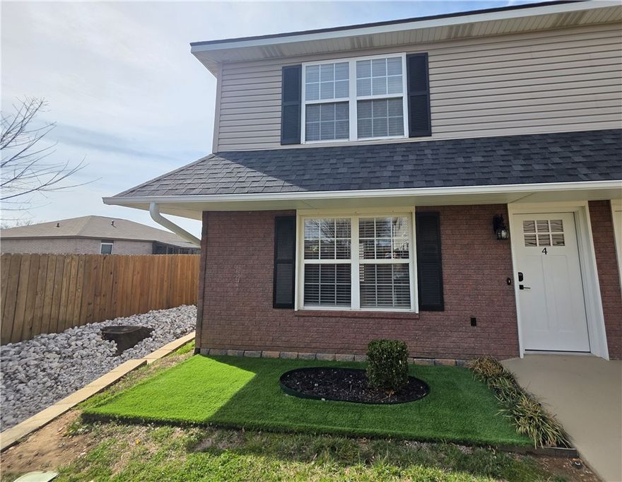 Recently updated luxury townhome ideally located on Moberly Ln between SE 8th St and SE 5th St, only 4 blocks from the new Walmart Home Office, 5 min to Downtown Bentonville Square, and quick access to I-49. This modern residence features stylish finishes, open-concept design, and included appliances — washer, dryer, and refrigerator — making move-in effortless. Enjoy the convenience of low-maintenance living plus access to an on-site multi-purpose sports court for recreation and community connection. Location, lifestyle, and luxury — all in one exceptional opportunity.