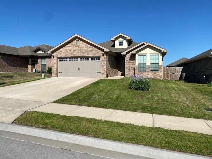 Fantastic Rental Available July 1. This well-kept home offers an open split floor plan of 3 bedrooms and two baths, walk in shower and jet tub, gas log fireplace, pantry, fenced back yard, and so much more. Schedule your showing today!