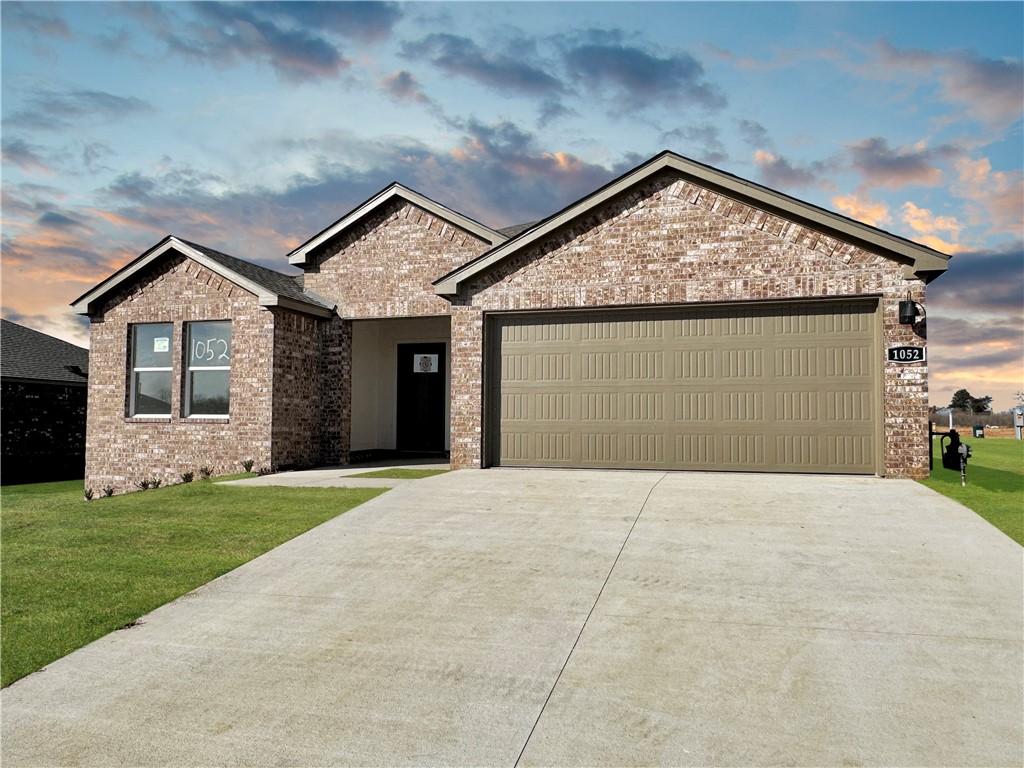 Delightful Denton Plan! This community is located about 10 minutes west of Farmington. These homes will have beautiful plans with Quartz Kitchen countertops, stainless steel appliances, and a stainless steel undermount kitchen sink with a pull-out faucet! Bedroom one will have a ceiling fan, quartz counters with dual sinks, oversized Walk in Shower and a walk-in closet. Home will be 4-sided brick, covered patio (per plan), tankless gas hot water heater! Find your new home in Northwest Arkansas in Hudson Heights in Prairie Grove.
Denton Plan 3bed/2bath