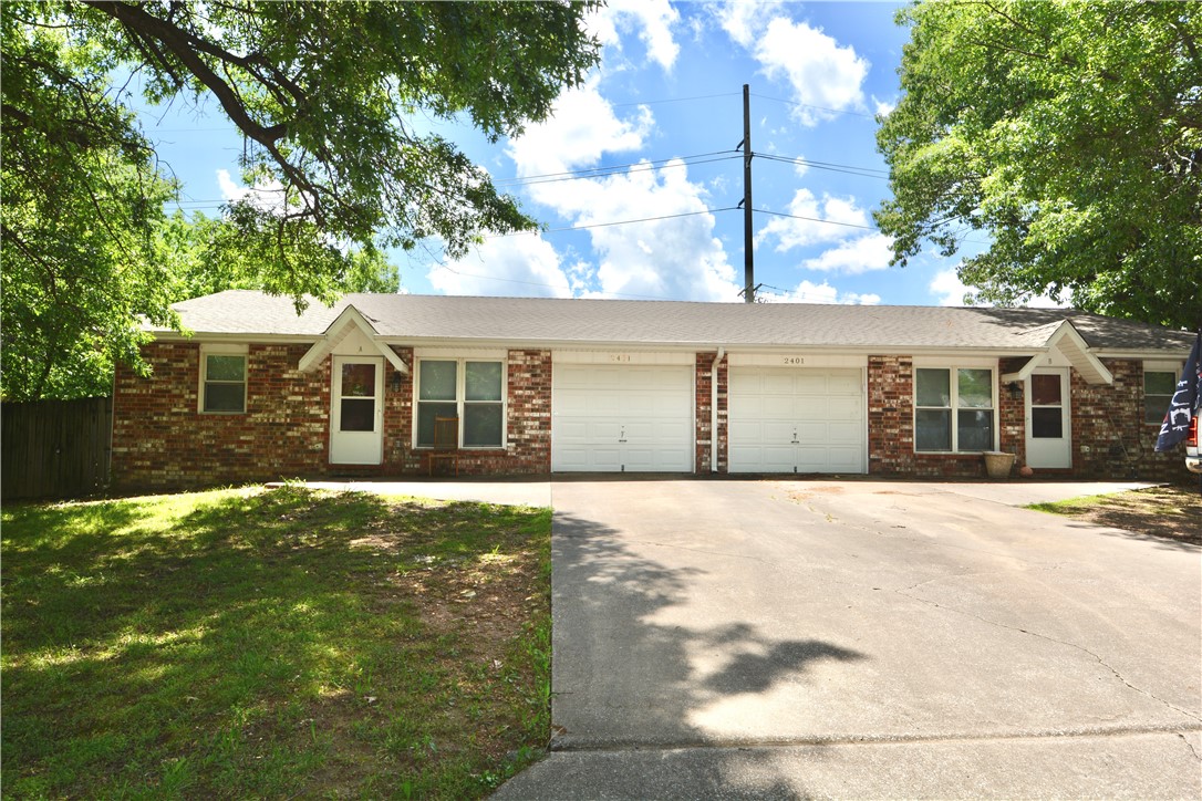 Wonderful West Springdale duplex. 2 bedroom, 1.5 bath each side
1 car garage , wood burning fireplace inserts , newer roof , updates through-out .
Close to schools & shopping ! Minutes to Harps & Tyson Corporate Offices
Do not disturb tennants . Showings will be scheduled after executed contract .
No sign in yard. Roof app 2 years old , newer paint