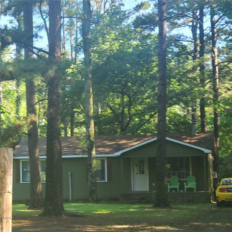 ADORABLE COUNTRY COTTAGE, REMODELED AND WAITING FOR YOU, SITTING ON 2 ACRES OF SERENE COUNTRY LIVING.
HAVE YOUR MORNING COFFEE WHILE WATCHING THE WILDLIFE AND LISTENING TO THE BIRDS WAKING UP!