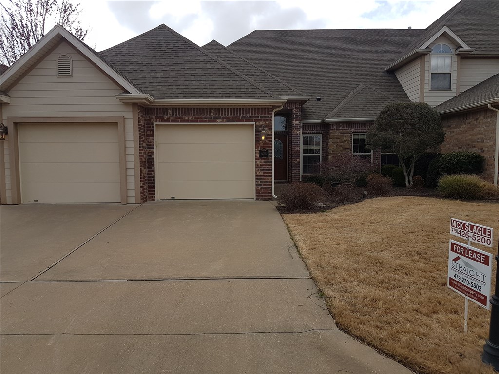 Shadow Valley Townhouse: Hardwood floors, granite counters, vaulted ceiling in the living area with a fireplace. Central vacuum and washer/dryer included. Large master suite, huge walk-in closet & spacious bathroom. Social membership included that features free gym membership, access to the clubhouse bar, restaurant, live music, swim center w/lappool & separate children's area, hottub, basketball, playground & special events. Golf practice green exclusive to townhouses for putting and chipping practice.